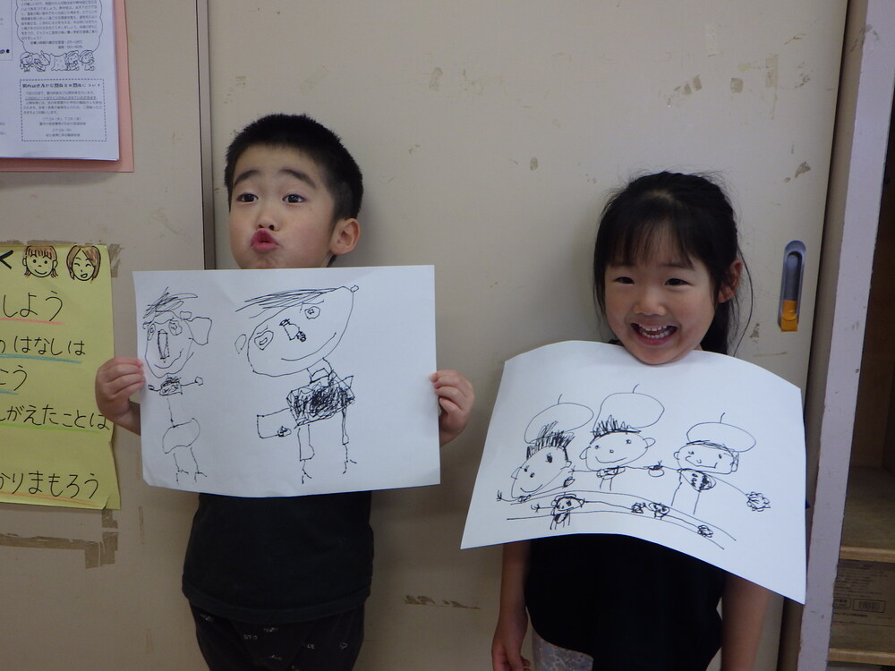 夏まつりの絵を見せている