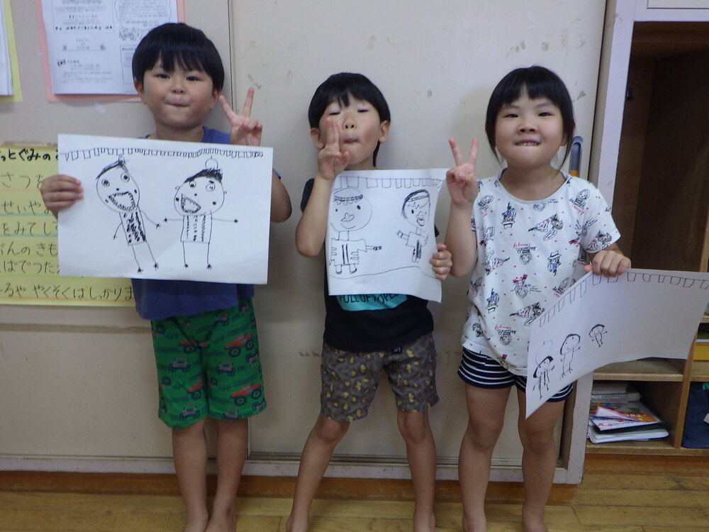夏まつりの絵を見せている