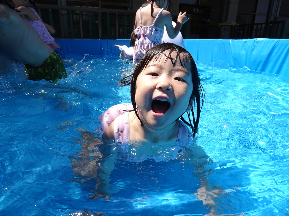プールに入る子ども (2)