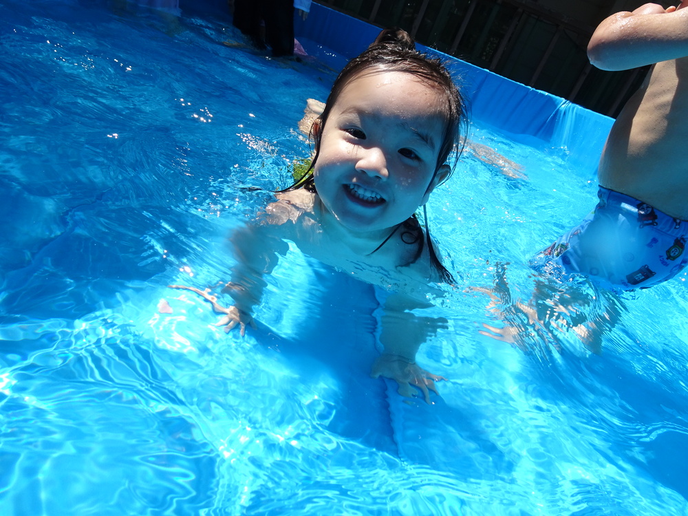 プールに入る子ども (3)