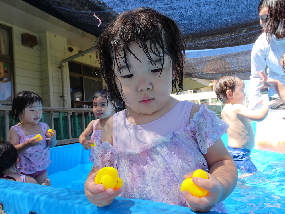 プールに入る子ども (5)