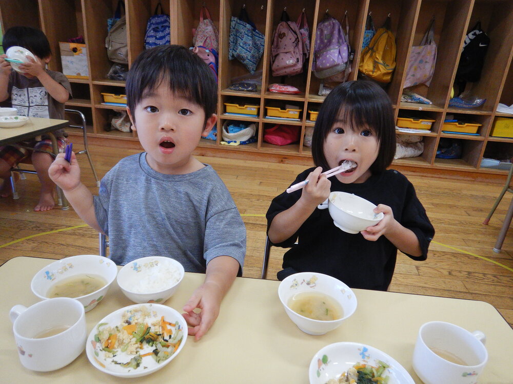 給食の様子 (1)