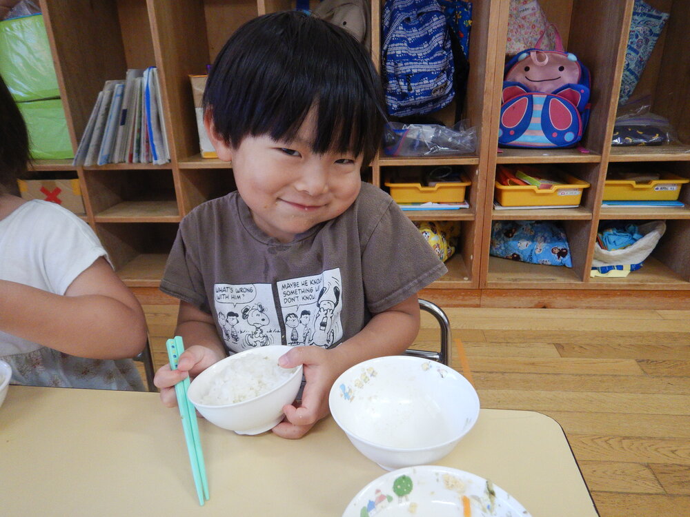 給食の様子 (2)