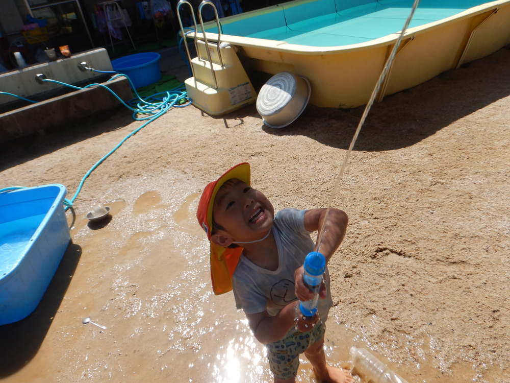 水遊びをする男の子