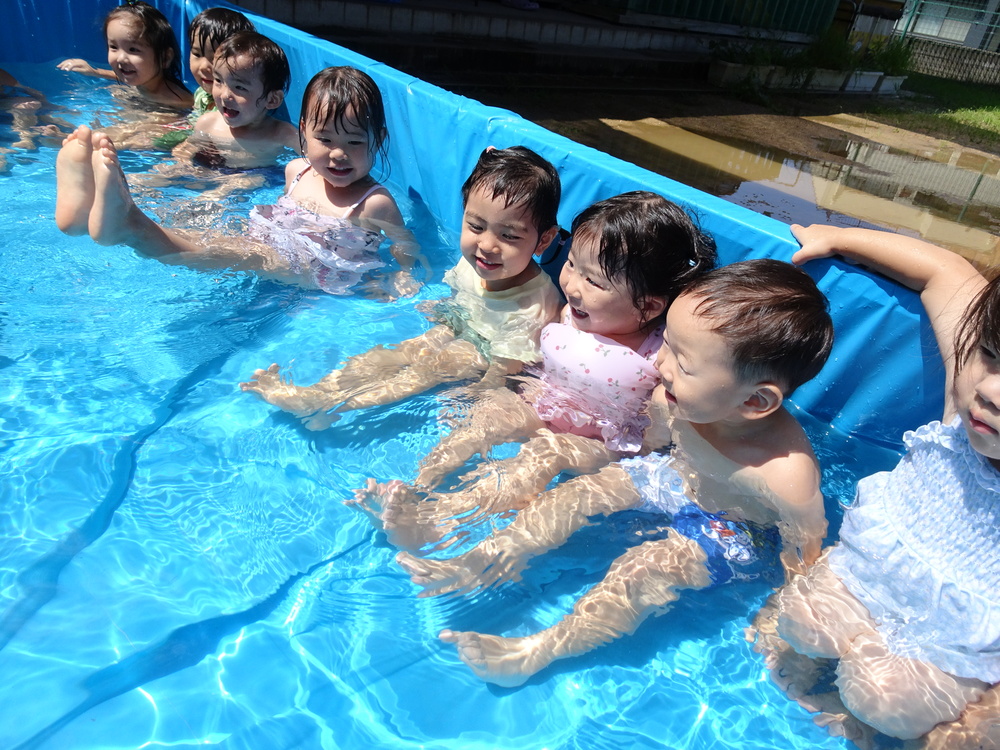 プールを楽しむ子ども (1)