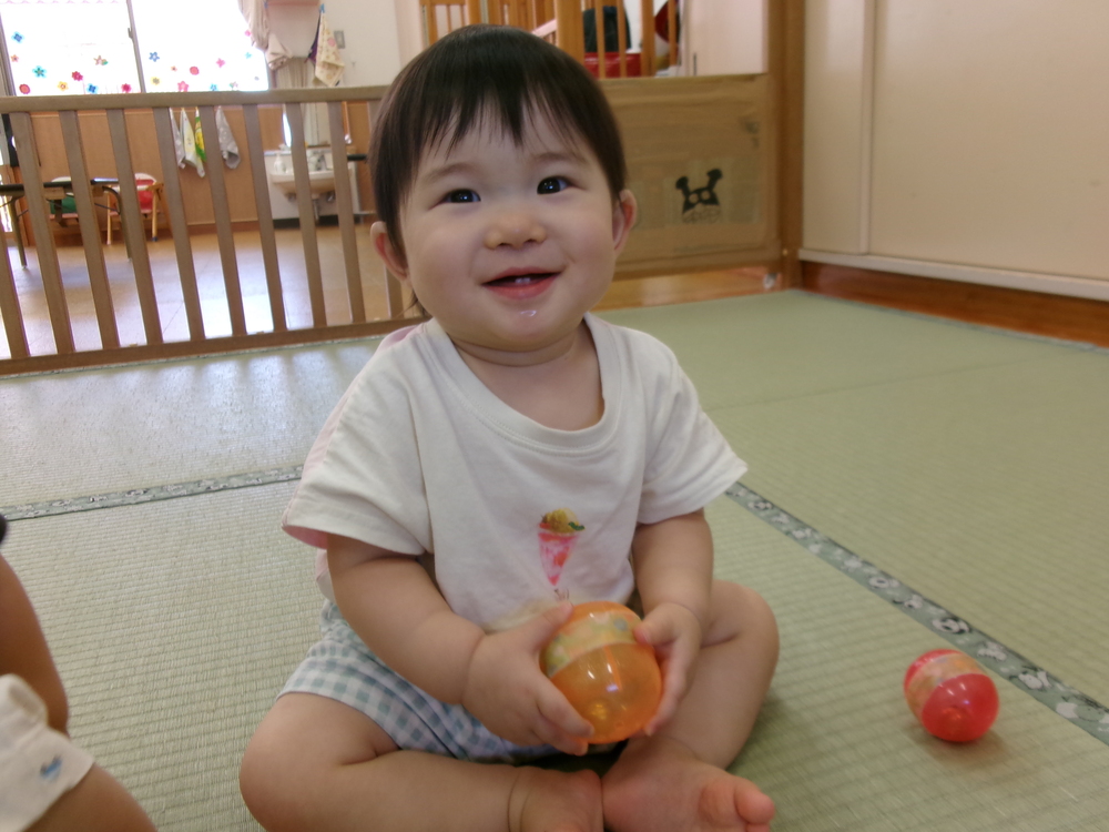 鈴を持つ