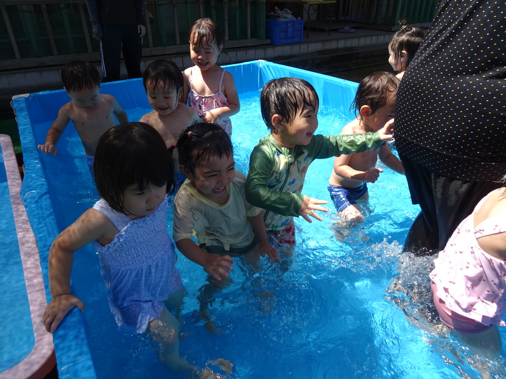プールを楽しむ子ども (3)