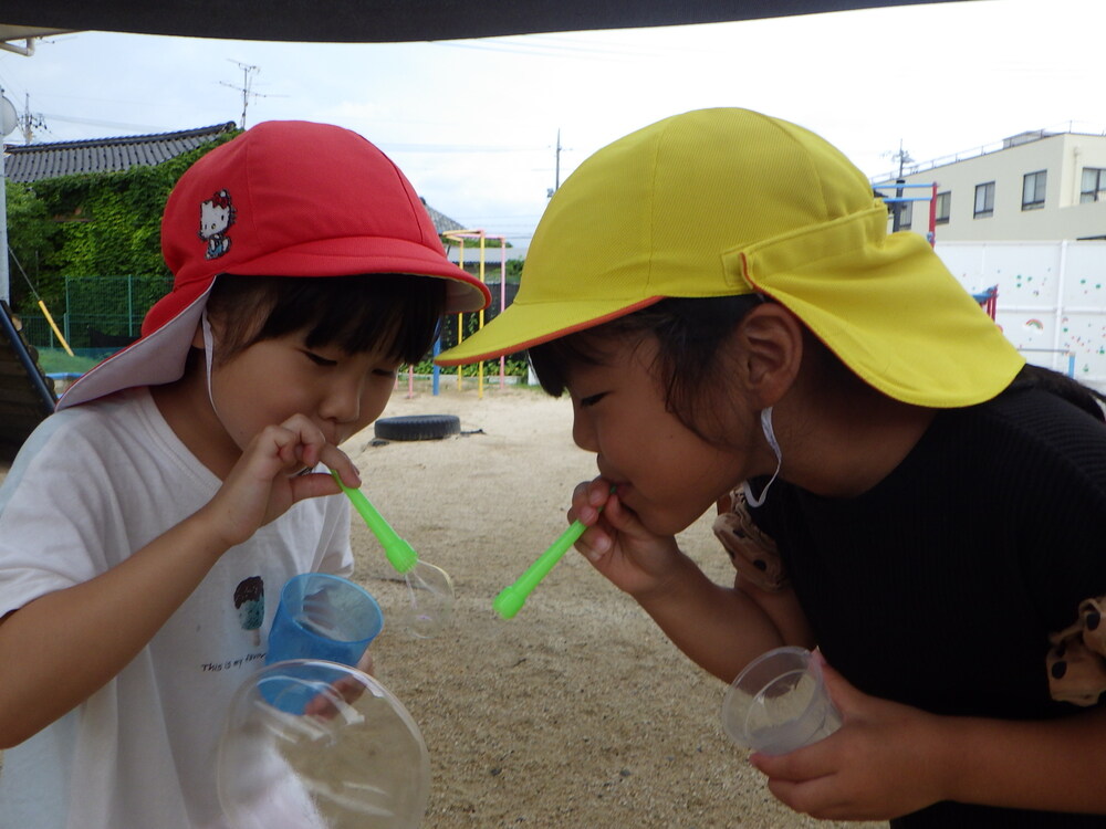 シャボン玉を吹いている