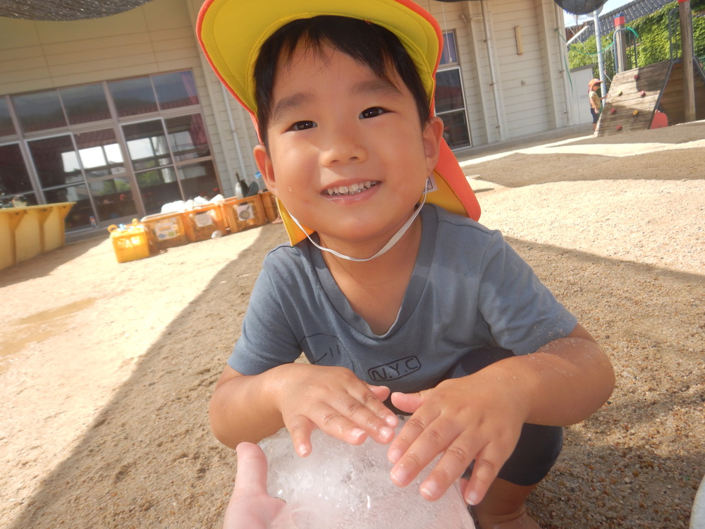 氷を触る男の子