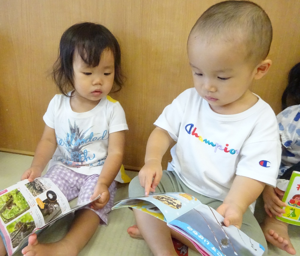 絵本を見ている子ども