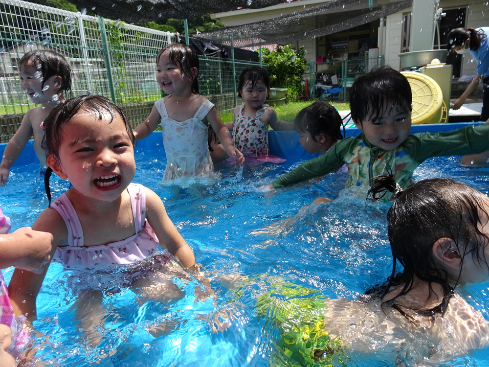 プールで遊ぶ子ども (2)