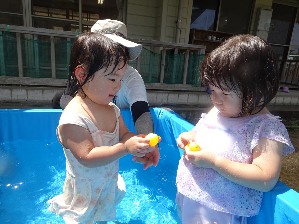 プールで遊ぶ子ども (3)