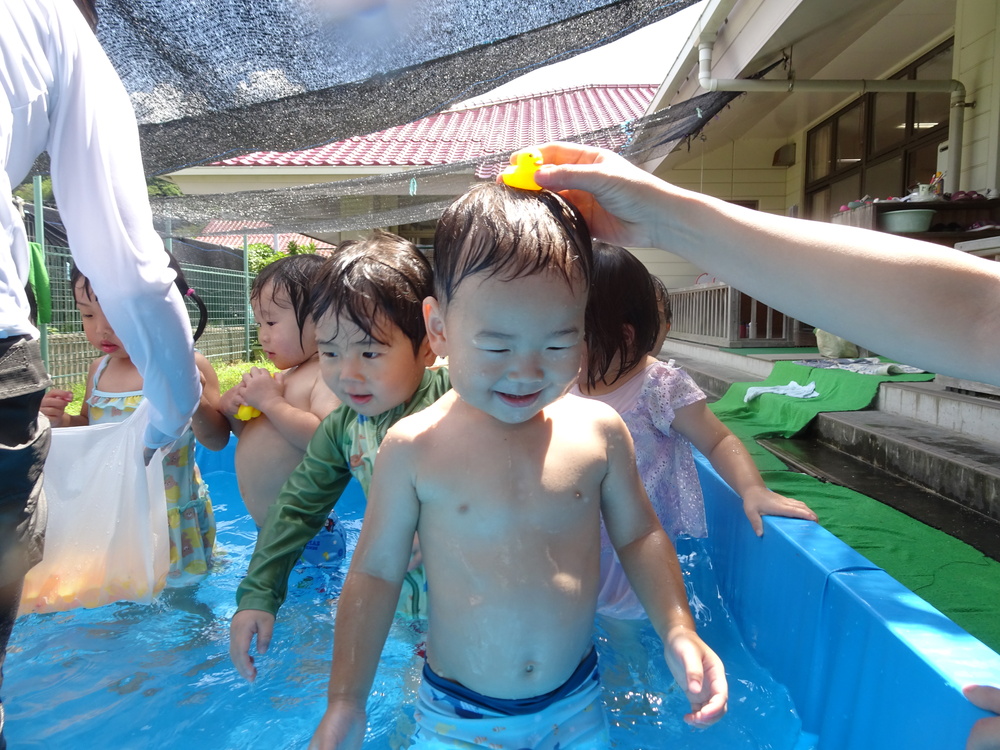 プールで遊ぶ子ども (4)