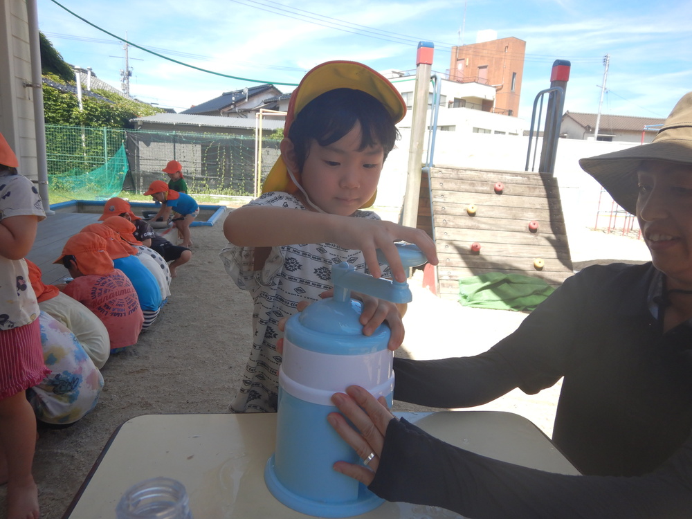 かき氷ごっこの様子 (2)