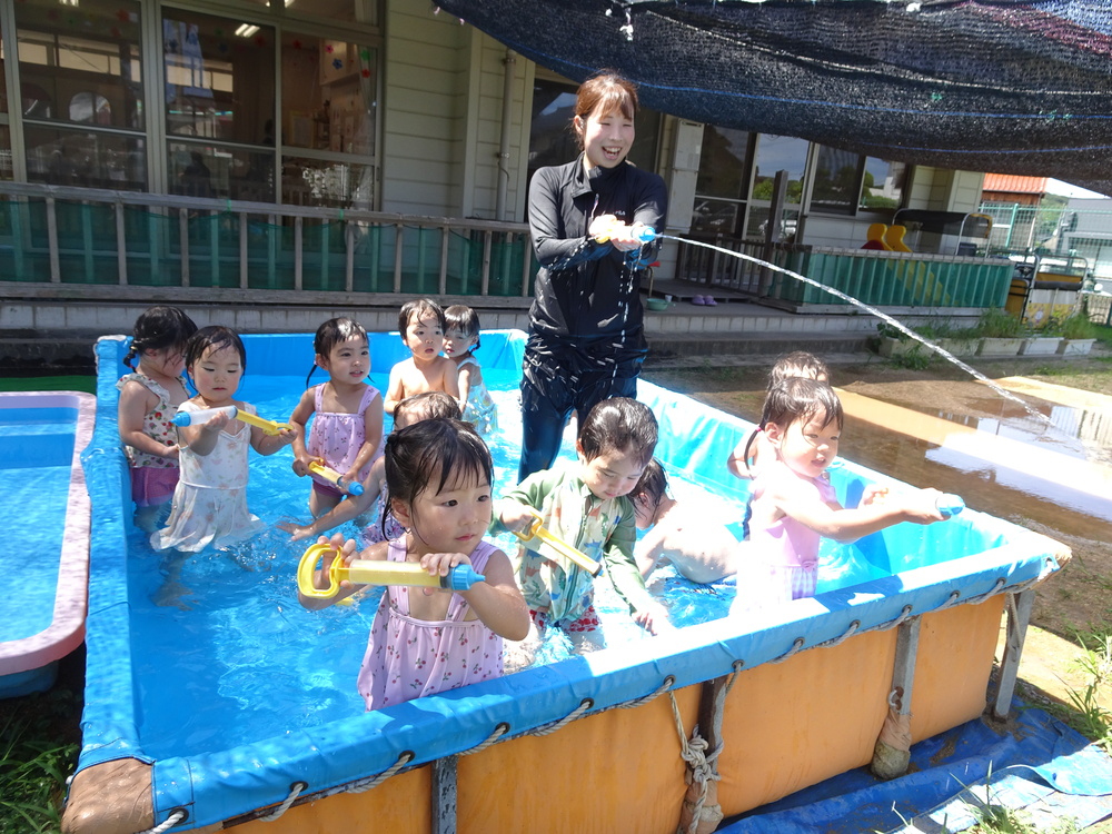 プールで遊ぶ子ども (1)