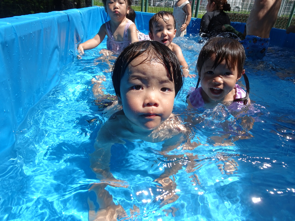 プールで遊ぶ子ども (2)