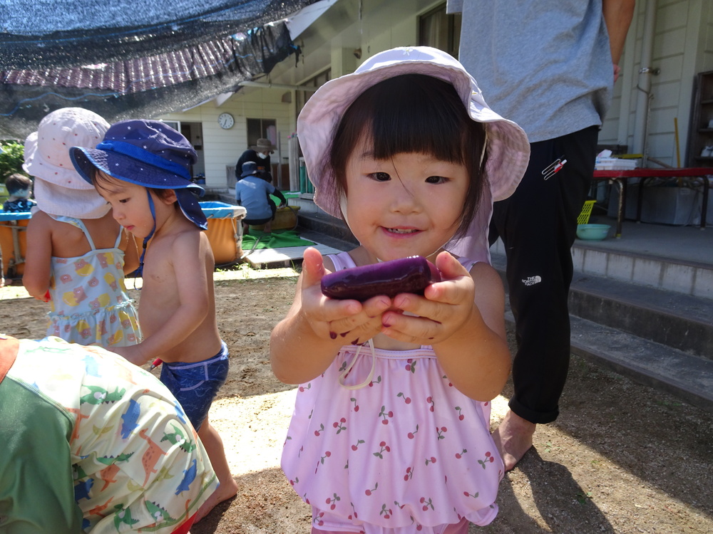 氷で遊ぶ子ども (1)