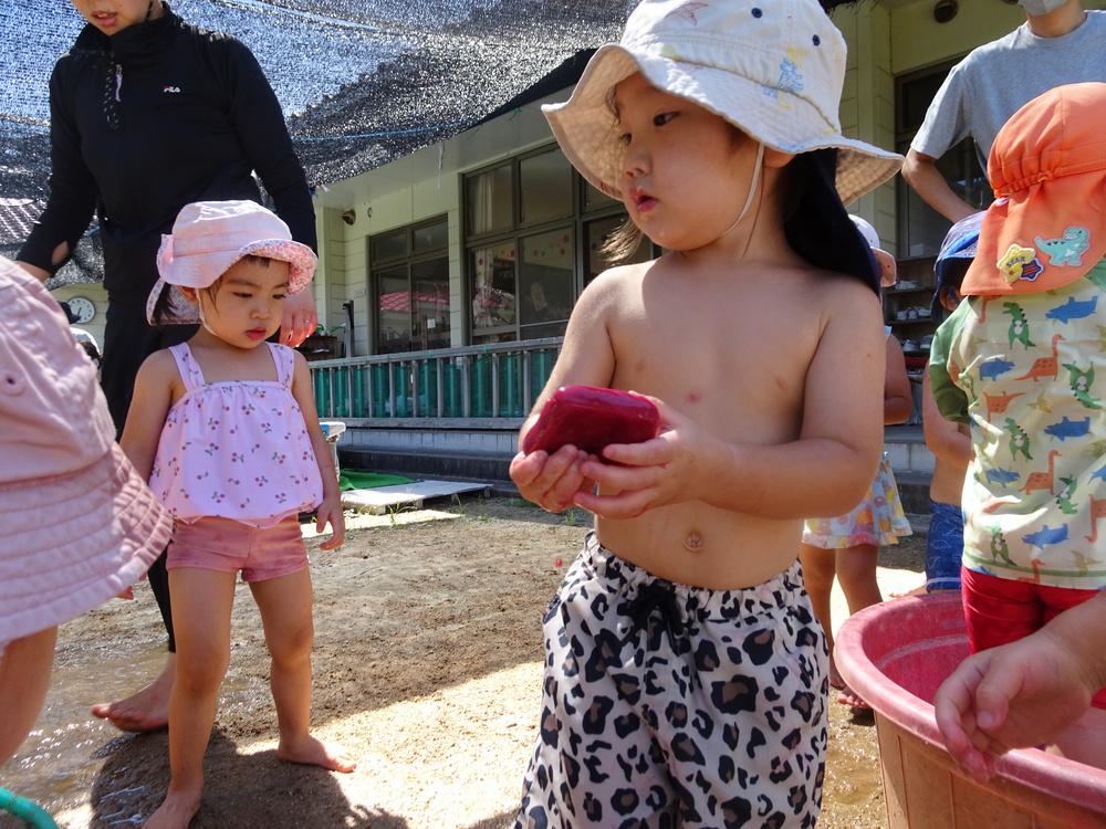 氷で遊ぶ子ども (3)