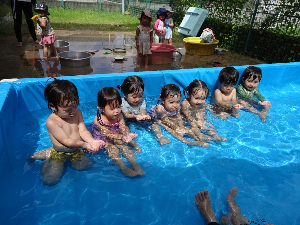 プール活動を楽しむ子ども (2)