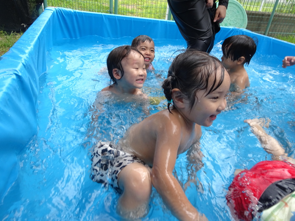 プール活動を楽しむ子ども (3)