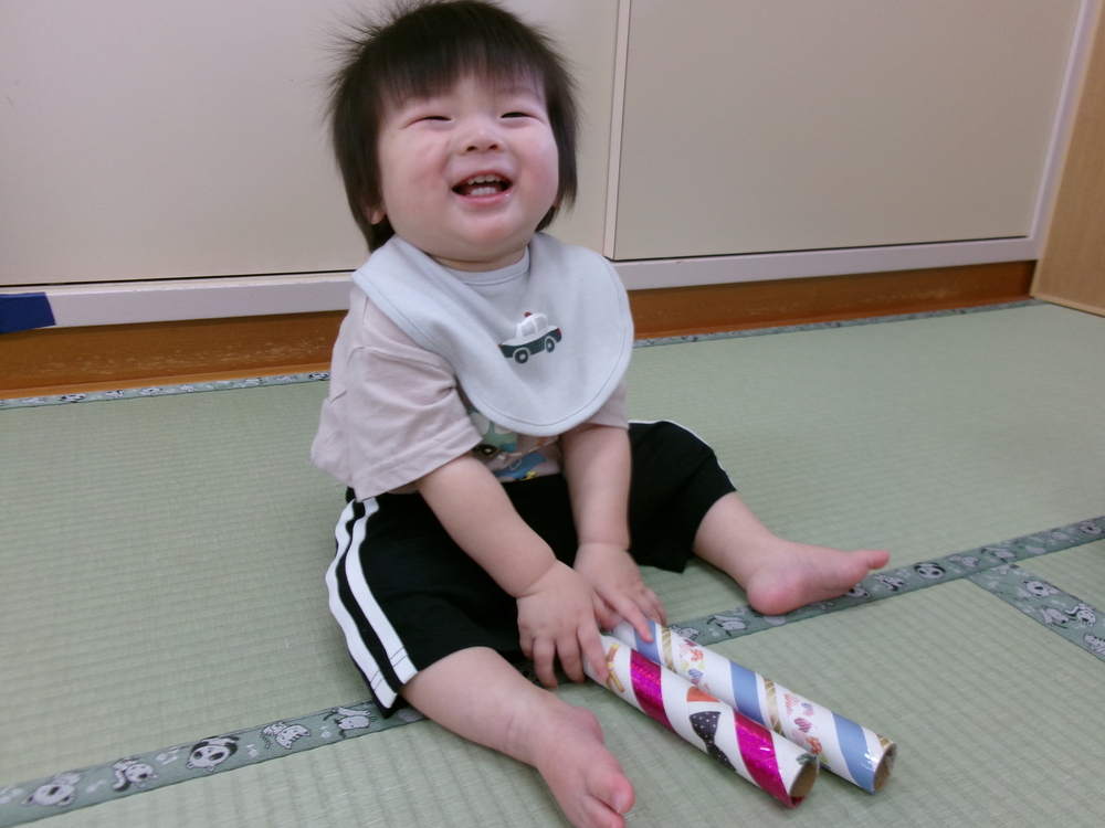 手作りおもちゃで遊ぶ１