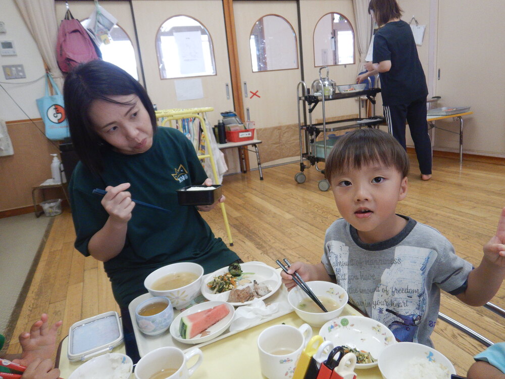 給食を食べている様子 (1)