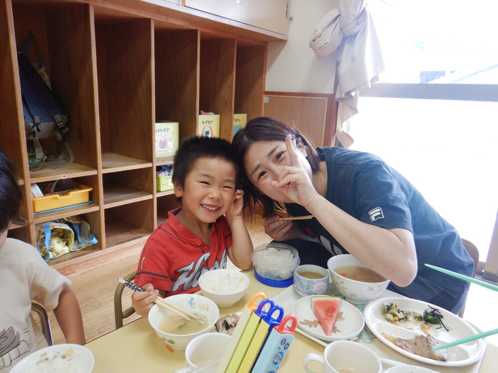 給食を食べている様子 (2)