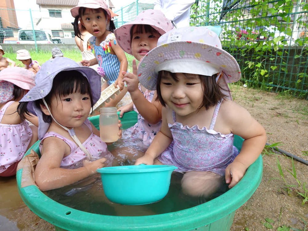 プールで遊ぶ子ども