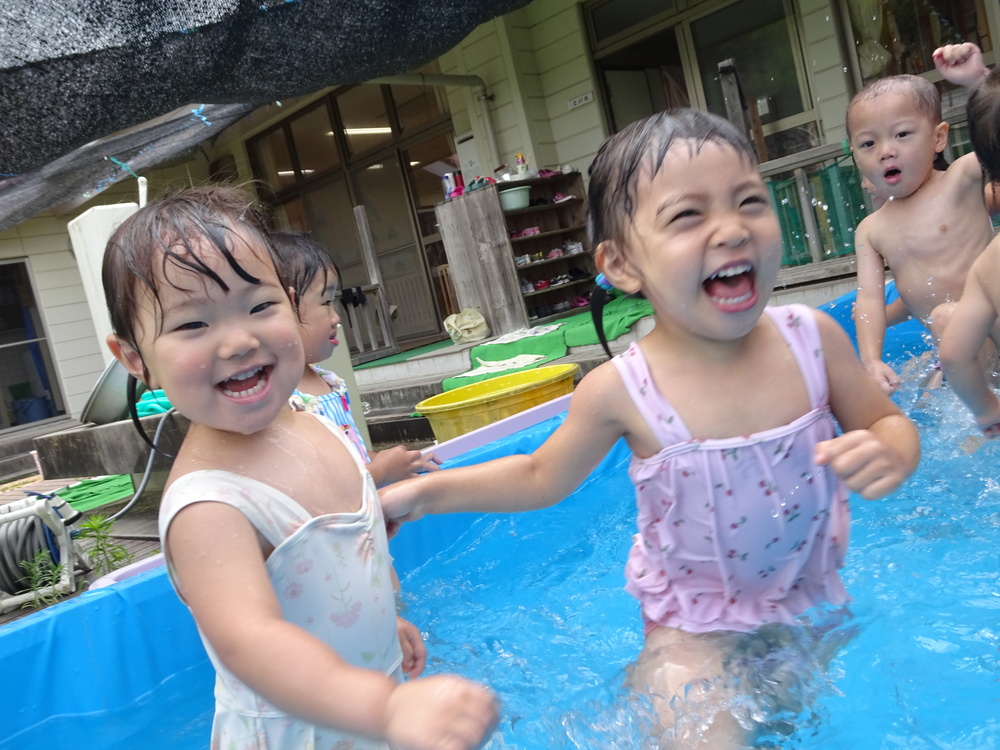 プールで遊ぶ子ども (3)