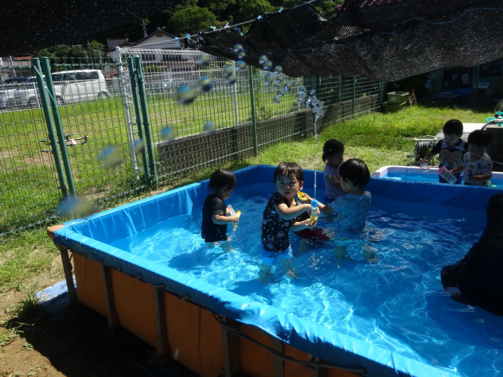 プールで遊ぶ様子 (5)