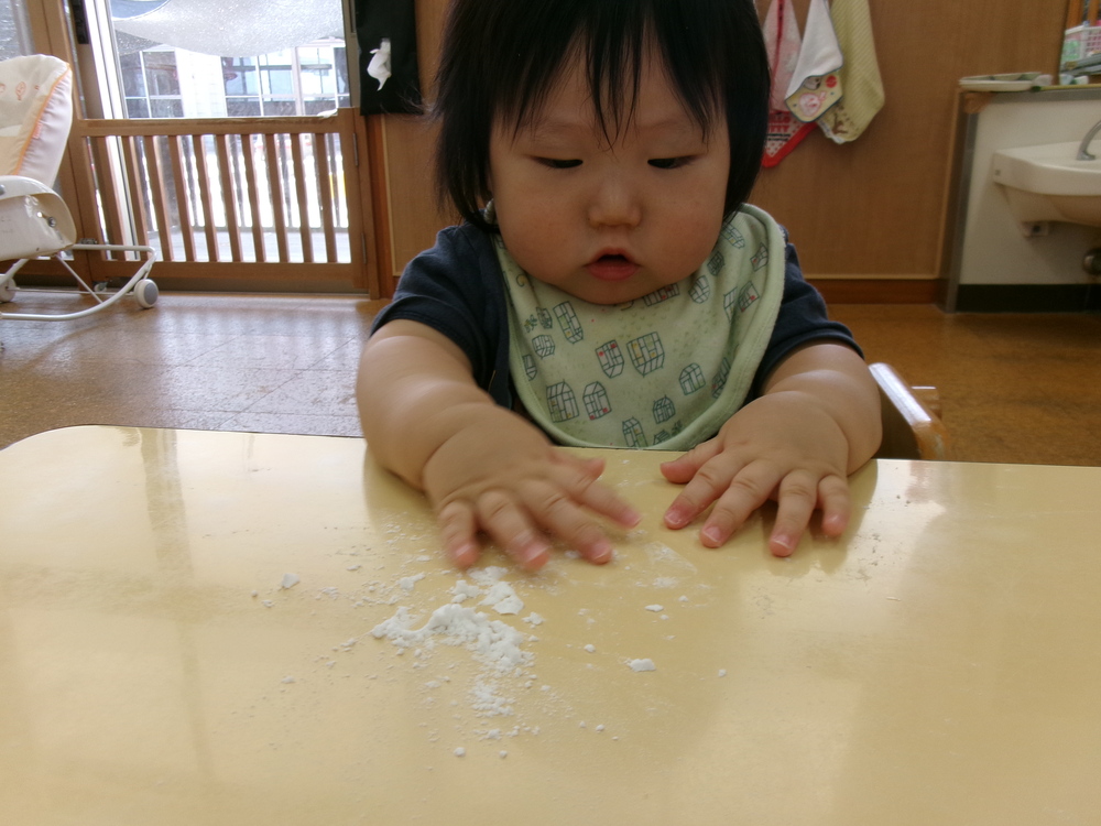 片栗粉を触る