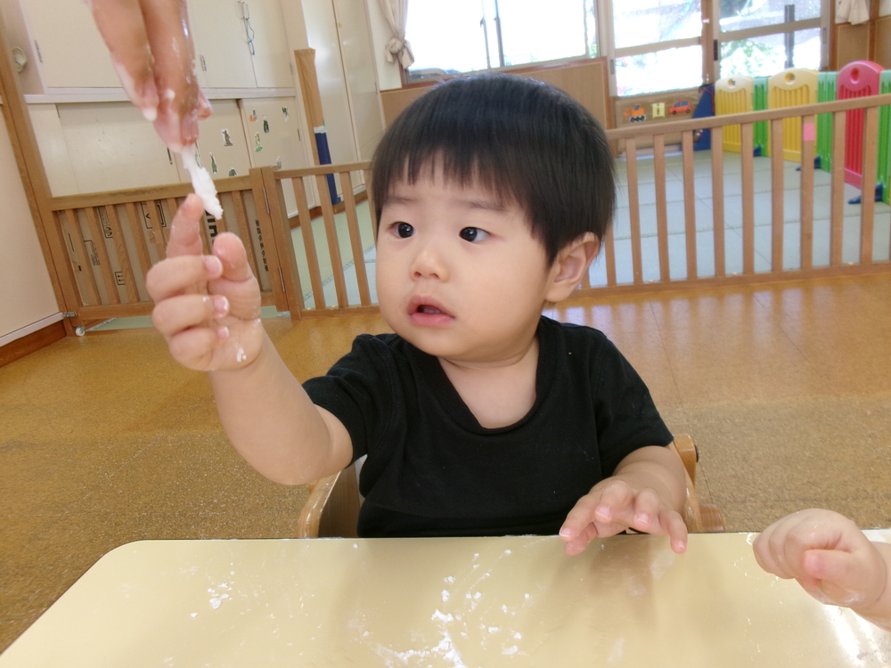 片栗粉を触る２