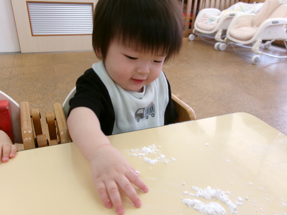 片栗粉を触る３