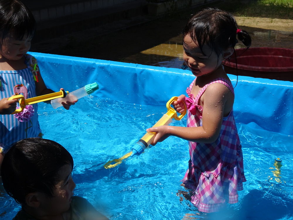 プールで遊ぶ子ども (1)