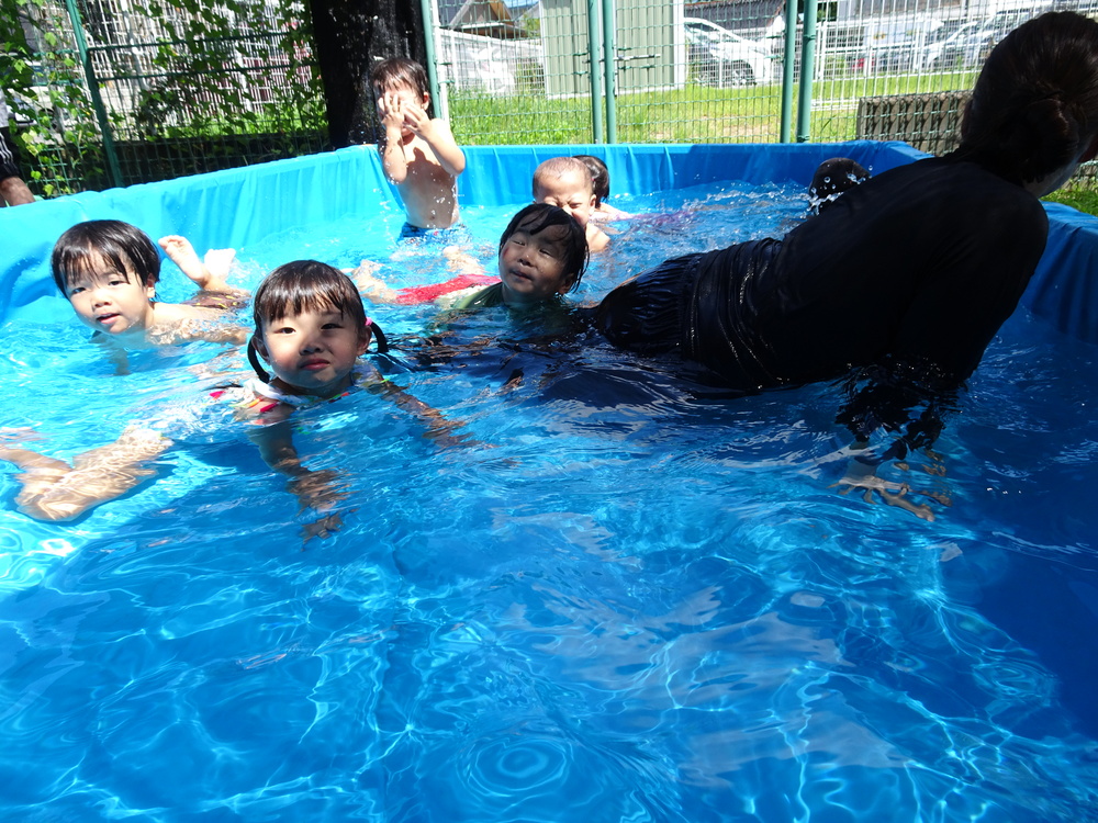 プールで遊ぶ子ども (4)