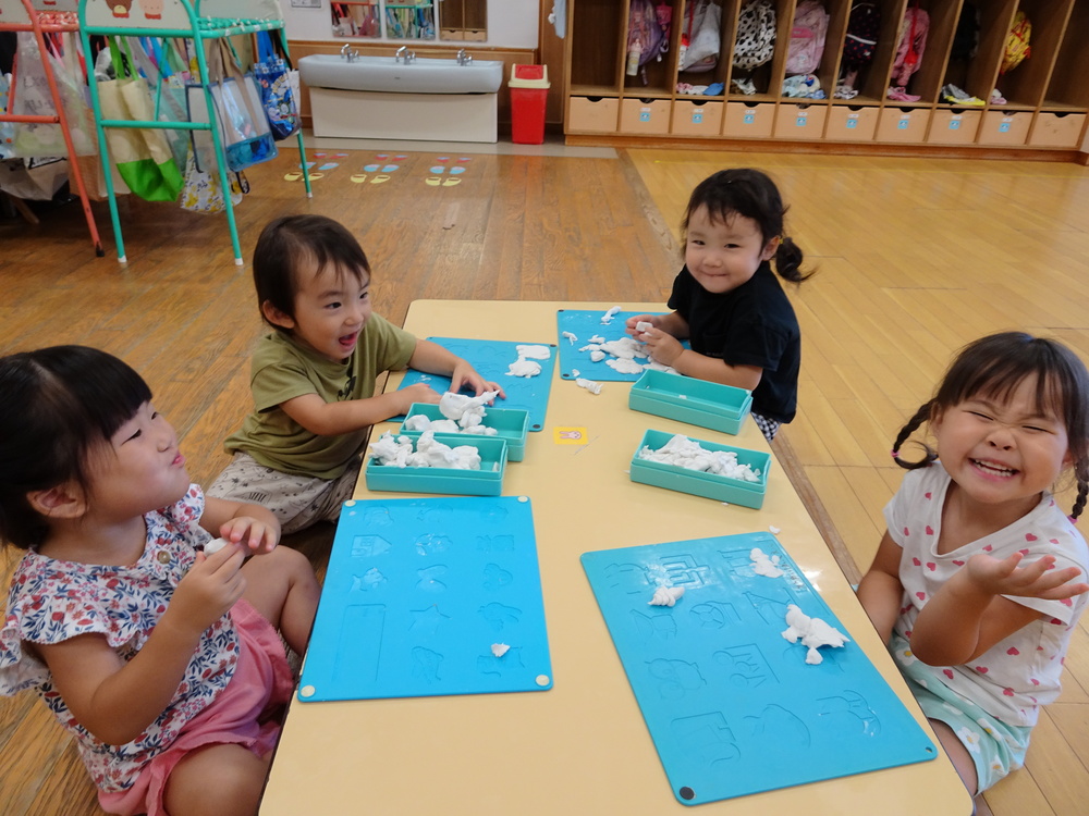 粘土で遊ぶ子ども