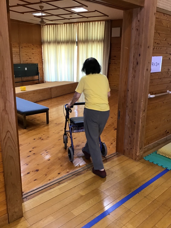 歩行中です