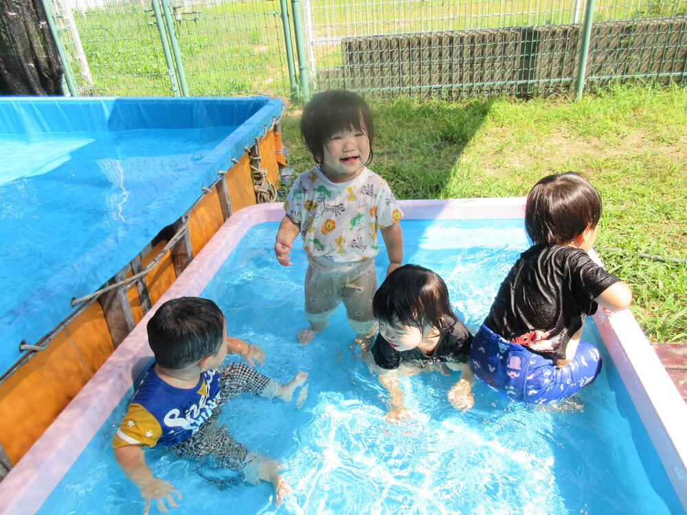 プールで遊んでいる様子