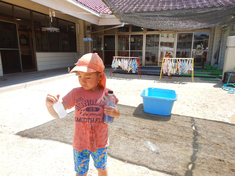 片栗粉粘土で遊んでいる様子 (1)