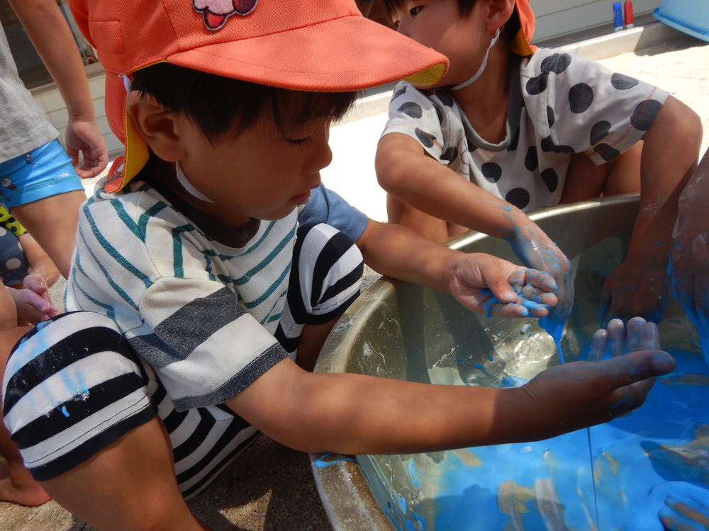 片栗粉粘土で遊んでいる様子 (5)