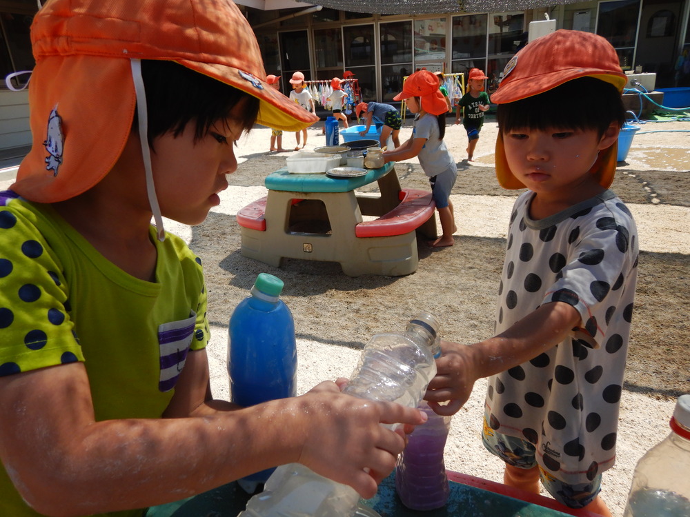 片栗粉粘土で遊んでいる様子 (6)