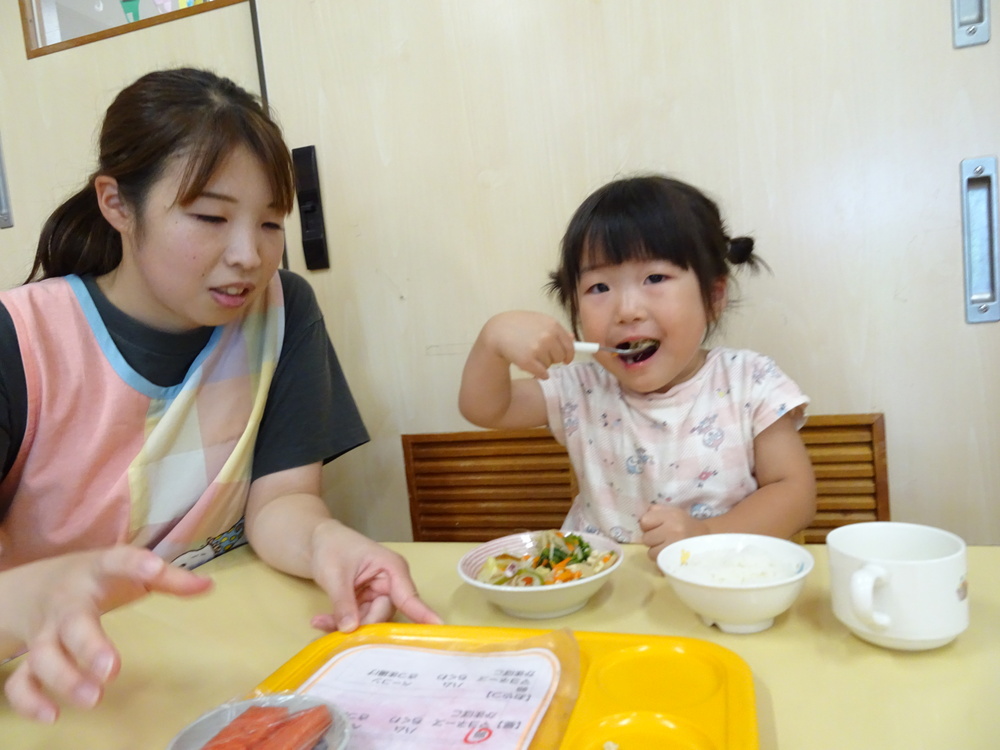 給食を食べる子ども (1)