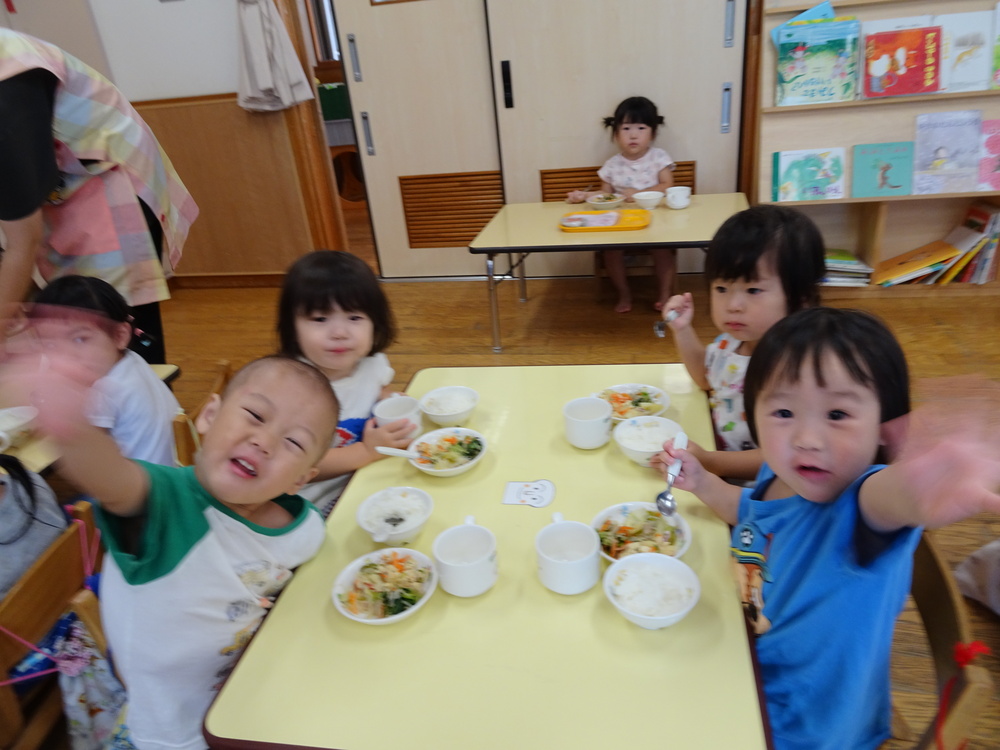 給食を食べる子ども (2)
