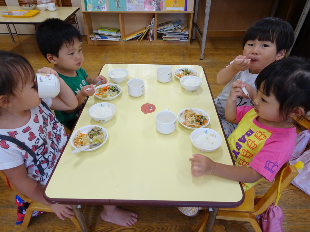 給食を食べる子ども (3)