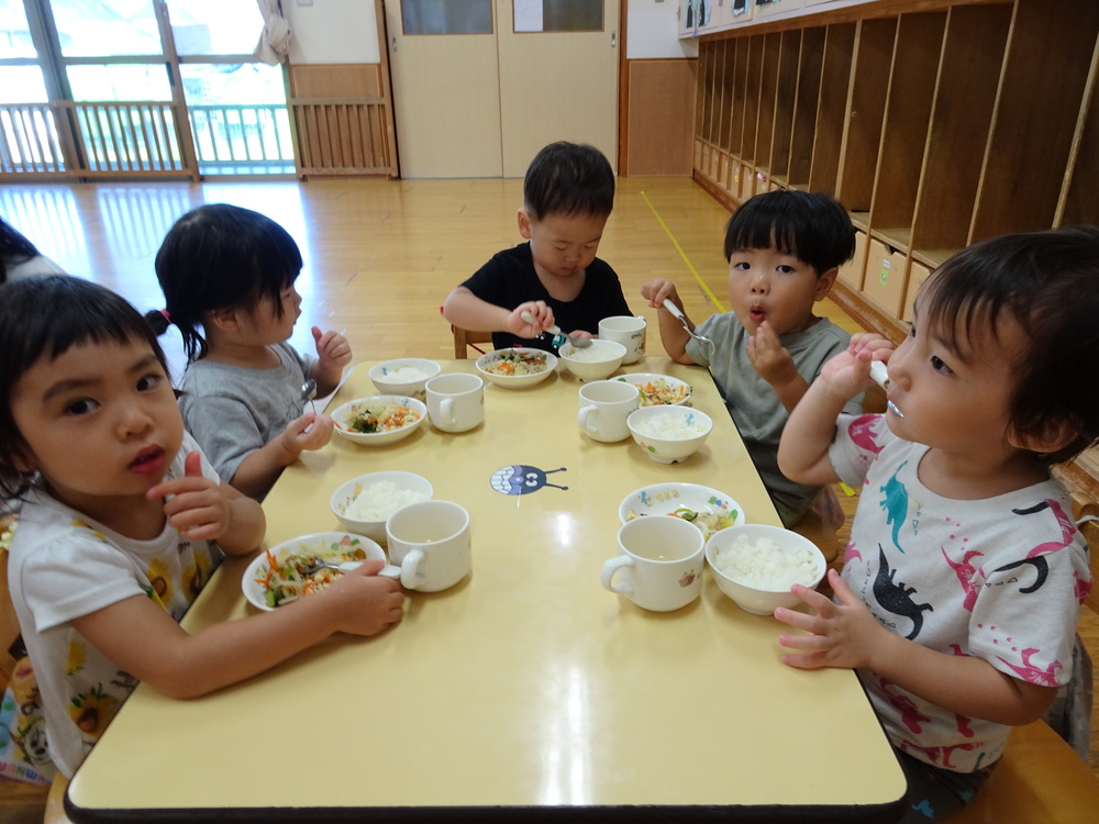 給食を食べる子ども (5)
