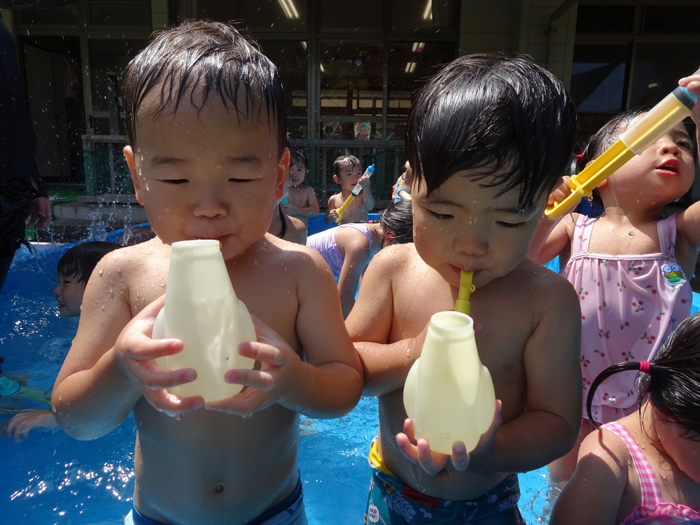 プールで遊ぶ子ども (1)