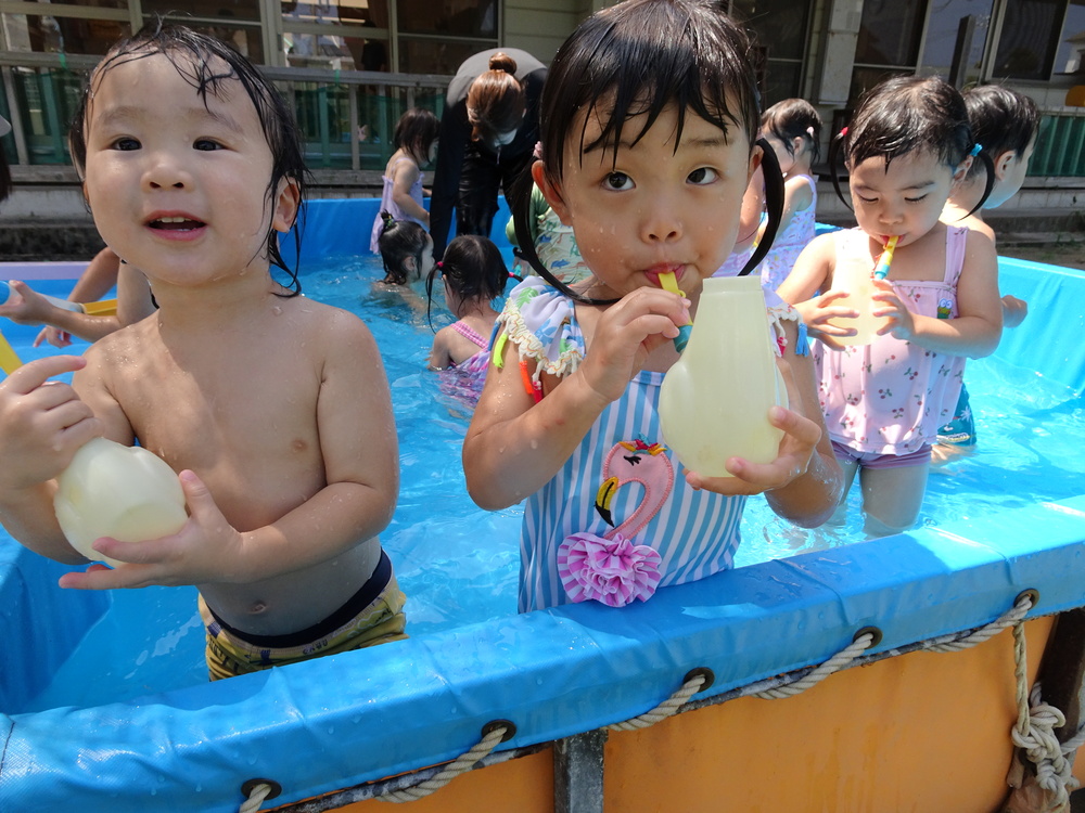 プールで遊ぶ子ども (4)