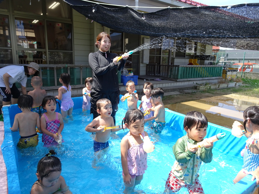 プールで遊ぶ子ども (5)