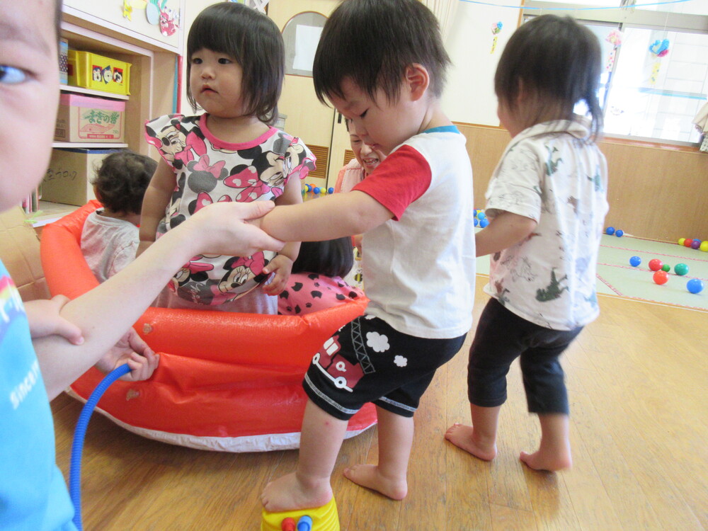 ボールで遊んでいる様子