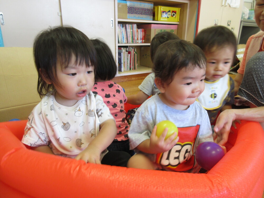 ボールで遊んでいる様子